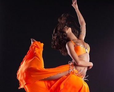 La fille aux ongles oranges
