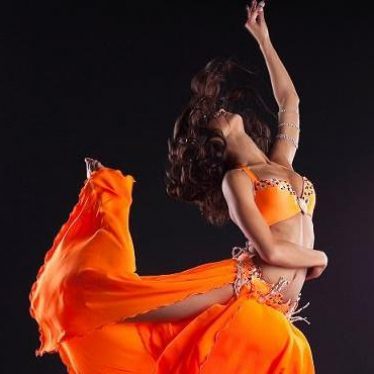 La fille aux ongles oranges
