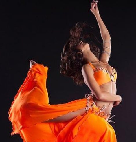 La fille aux ongles oranges